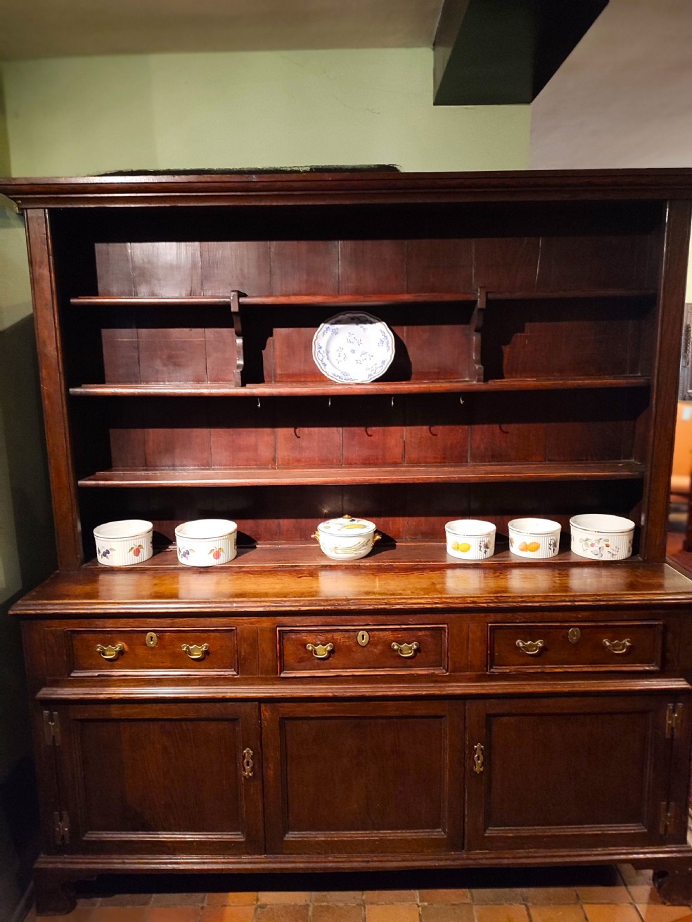 large 18thc oak dresser with rack